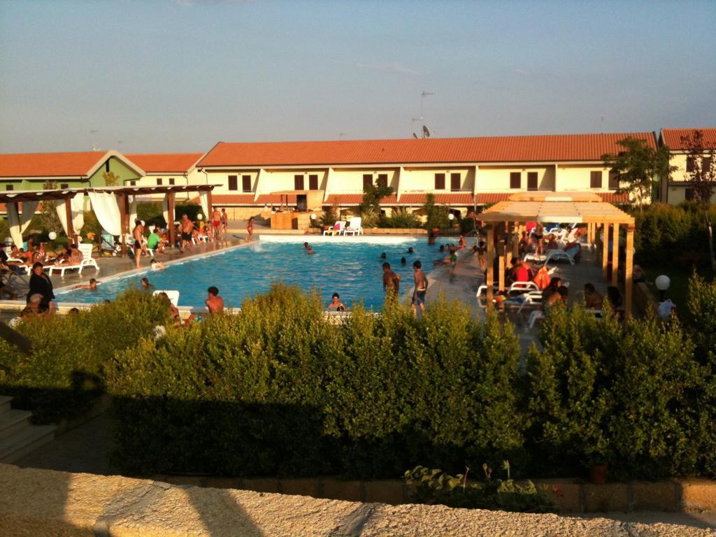 Baia Dei Canonici Aparthotel Villaggio Le Rocelle ภายนอก รูปภาพ