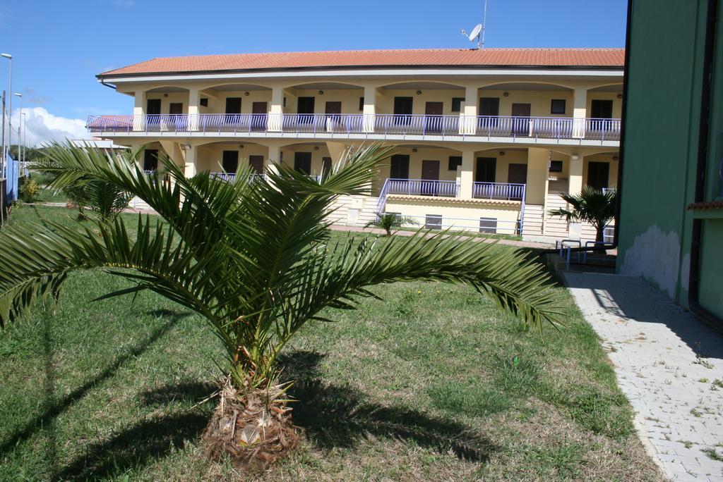 Baia Dei Canonici Aparthotel Villaggio Le Rocelle ภายนอก รูปภาพ