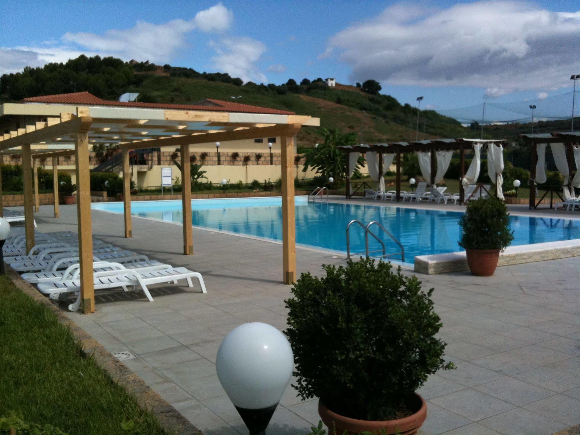 Baia Dei Canonici Aparthotel Villaggio Le Rocelle ภายนอก รูปภาพ