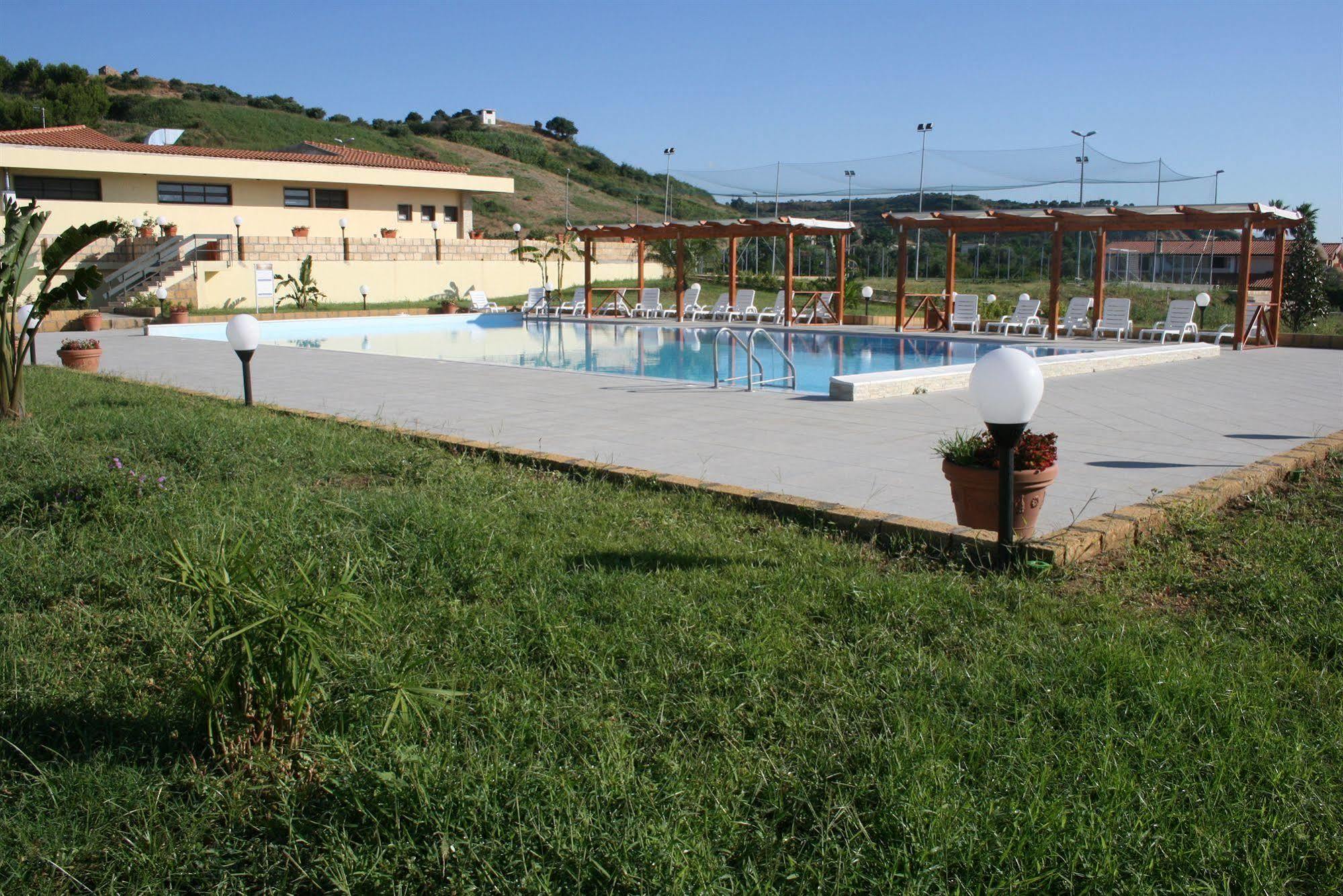 Baia Dei Canonici Aparthotel Villaggio Le Rocelle ภายนอก รูปภาพ