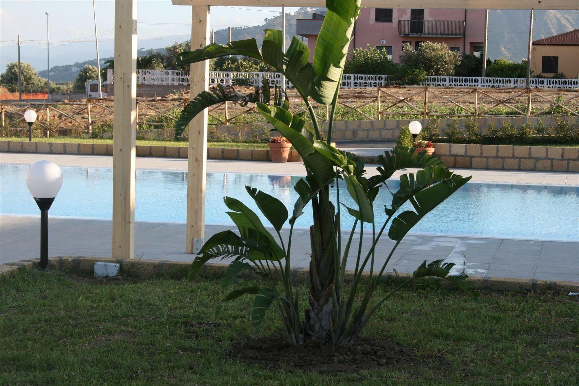 Baia Dei Canonici Aparthotel Villaggio Le Rocelle ภายนอก รูปภาพ